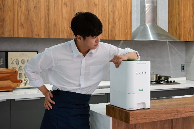 사람, 실내, 의류, 주방가전이(가) 표시된 사진

자동 생성된 설명
