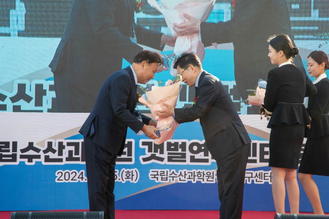 강임준 군산시장, 갯벌연구센터 준공 중추적 역할 감사패 수여